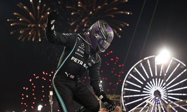 Formula 1: Τρομερή μάχη στο Μπαχρέιν – Θριαμβευτής ο Χάμιλτον! (photos+videos)