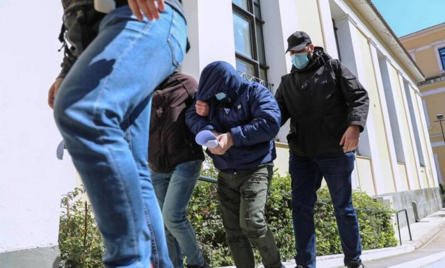 Κλοπή Θυρίδων στο Χαλάνδρι: Η σύλληψη στο γαλακτοπωλείο, η σειρά της ΕΡΤ και οι πιθανοί συνεργοί 