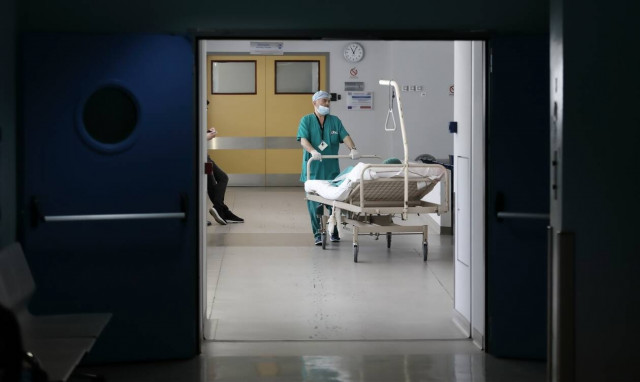 Κρούσματα σήμερα: Απογοητευτικά τα στοιχεία – Τέλος οι κλίνες ΜΕΘ, γεμίζουν και οι κανονικές