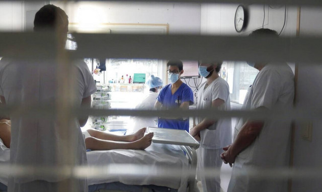 Κορονοϊός: Δραματική η κατάσταση στη Γαλλία - «Ασφυκτιούν» οι ΜΕΘ