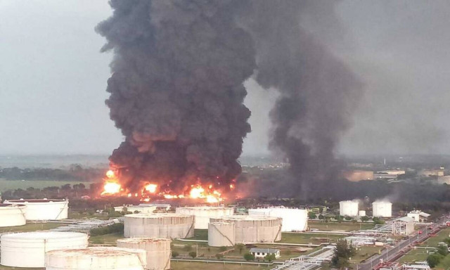 Ινδονησία: Πέντε τραυματίες από τεράστια φωτιά σε διυλιστήριο - Φόβοι για νεκρούς
