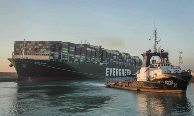 Διώρυγα Σουέζ: Δείτε LIVE τη ρυμούλκηση του Ever Given – Τιτάνιες προσπάθειες να μην βρει σε ξέρα