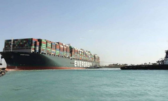 Διώρυγα Σουέζ: Μάχη για να μην κολλήσει σε ξέρα το Ever Given - Πότε θα αποκατασταθεί η κυκλοφορία