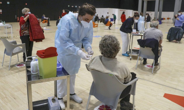 Κορονοϊός - Ιταλία: Ναι» στη χορήγηση του εμβολίου κατά του Covid -19 και στα φαρμακεία