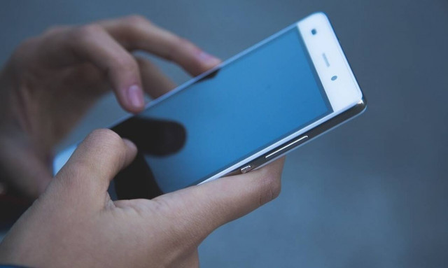 Τρόμος για 17χρονη: Ο φορτιστής του κινητού πήρε φωτιά στο κρεβάτι - Έπαθε έγκαυμα στο πρόσωπο