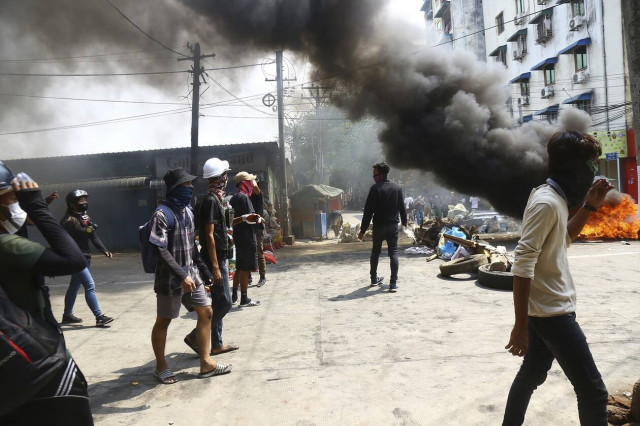 Βία, αιματοχυσία και διαδηλώσεις από χιλιάδες στη Μιανμάρ