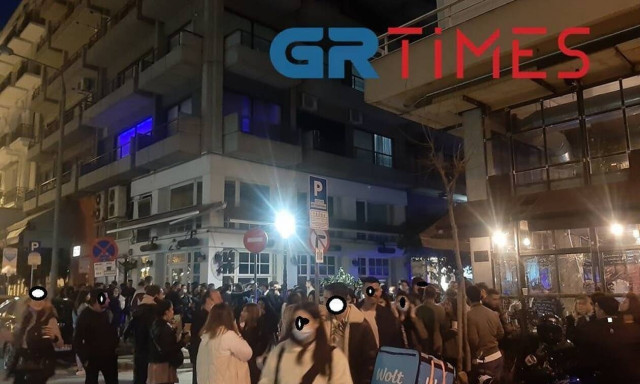 Θεσσαλονίκη: Εικόνες συνωστισμού γύρω από καφέ - Εκατοντάδες άτομα έπιναν το ποτό τους (pics & vids)