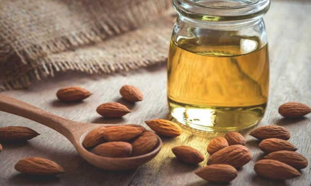 Αμυγδαλέλαιο: Το θαυματουργό λάδι για τη γυναικεία ομορφιά
