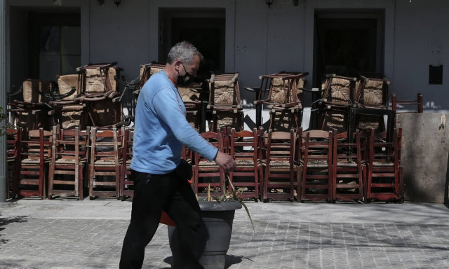 Lockdown: Υπαίθρια κορoνοπάρτι στους δρόμους και τις πλατείες παρά την απαγόρευση