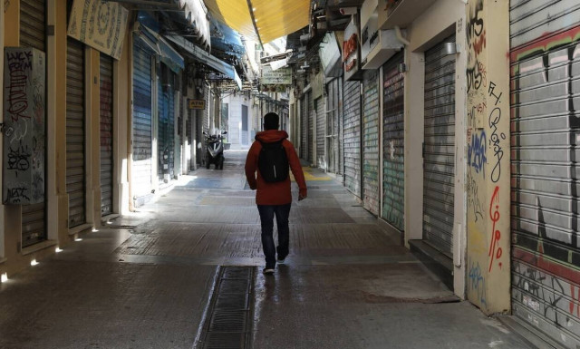 Ο κορονοϊός σφυροκοπά την Αττική – Αυτοψία στις «κόκκινες» γειτονιές