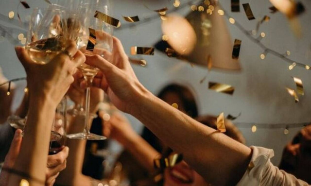 Θεσσαλονίκη: Διέλυσαν κορονο-πάρτι με 53 καλεσμένους – Το διοργάνωσε φοιτήτρια από την Ισπανία