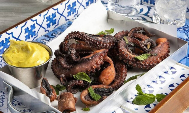 Χταπόδι τηγανητό από τον Άκη Πετρετζίκη