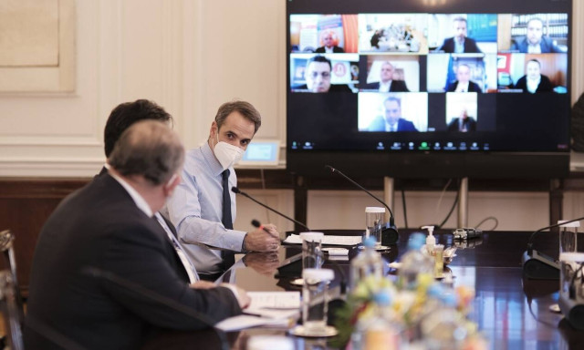 PM Mitsotakis announces 330 mln. euros in support funds for bars, coffee shops, restaurants