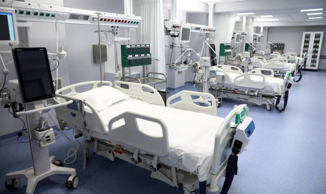 Απίστευτη καταγγελία: Εισπρακτική παρενοχλεί ηλικιωμένο που νοσηλεύεται σε εντατική covid