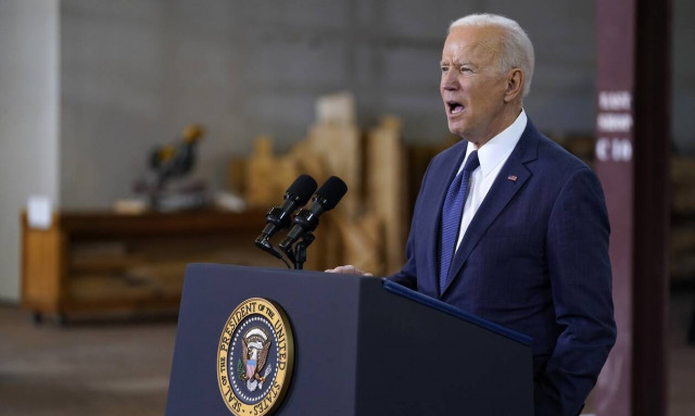 Ο Τζο Μπάιντεν μπουρδουκλώθηκε πάλι στις σκάλες του Air Force One