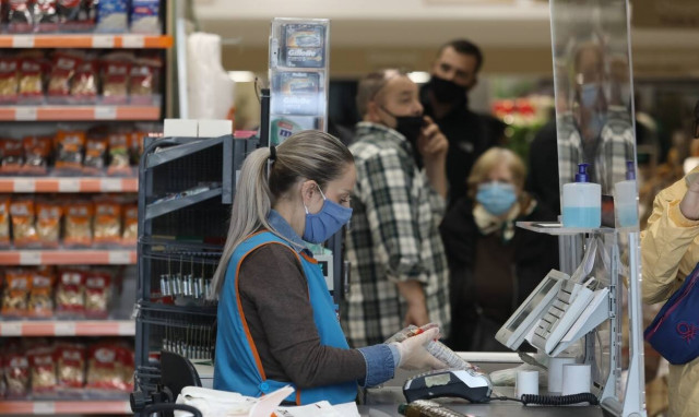 Χαλάρωση lockdown:  Τα παράδοξα του ανοίγματος - Σούπερ μάρκετ μόνο στα 2 χιλιόμετρα