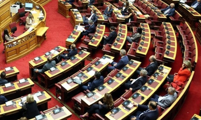 Ψηφίστηκε το πολυνομοσχέδιο με τις «κατεπείγουσες ρυθμίσεις για την προστασία της δημόσιας υγείας»