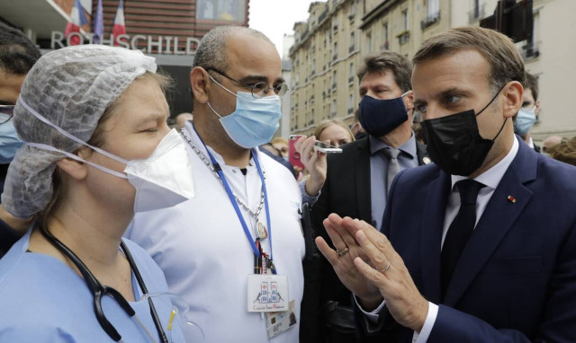 Μακρόν: «Συμπεριφέρεται σαν μονάρχης» - «Στην πυρά» ο Γάλλος πρόεδρος για το χειρισμό της πανδημίας