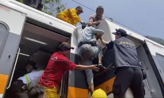 Tραγωδία στην Ταϊβάν: Τουλάχιστον 36 νεκροί και δεκάδες εγκλωβισμένοι από εκτροχιασμό τρένου