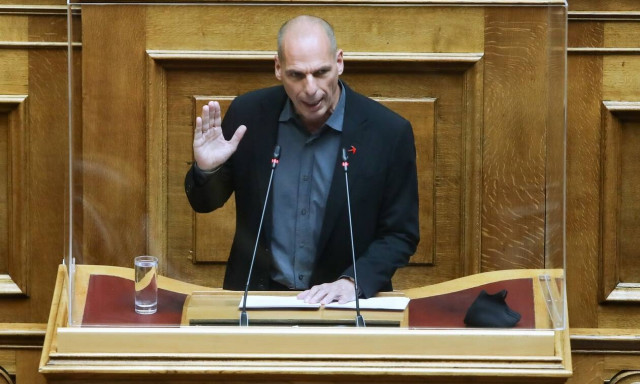 Βουλή - Βαρουφάκης κατά Μητσοτάκη: Πόσο ακόμη θα μας κυβερνά το τίποτα;