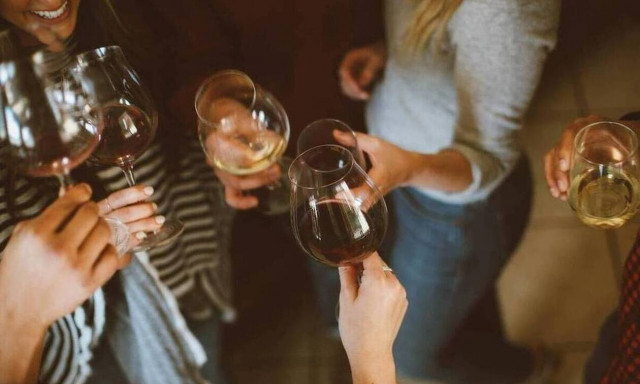 Θεσσαλονίκη: Νέο κορονοπάρτυ στον Δενδροπόταμο - Βαρύ πρόστιμο στην ιδιοκτήτρια