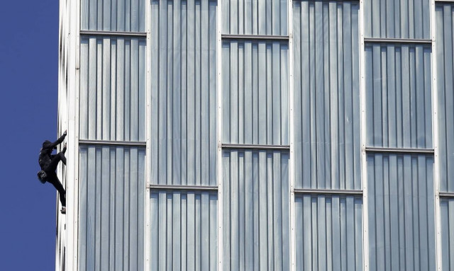 Ισπανία: Ένας ριψοκίνδυνος Βρετανός σκαρφάλωσε σε έναν από τους ψηλότερους ουρανοξύστες της Ευρώπης
