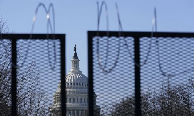 ΗΠΑ - Καπιτώλιο: Αυτοκίνητο έπεσε στις μπάρες - Τραυματίστηκαν αστυνομικοί, αναφορά για πυροβολισμό