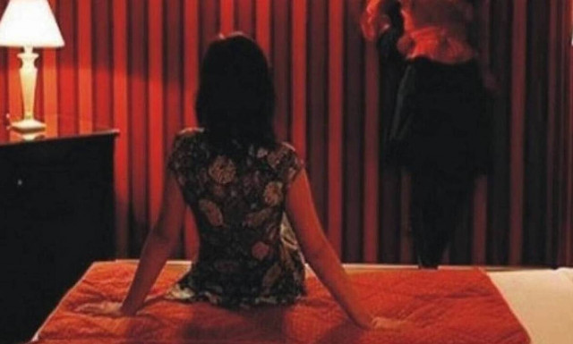 Κορονοϊός: «Ντου» της ΕΛ.ΑΣ. σε οίκους ανοχής της Αθήνας - Συνελήφθησαν ιερόδουλες και υπεύθυνες