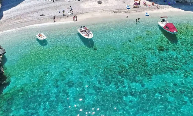X-Beach: Η παραλία με το μυστηριώδες όνομα που βρίσκεται δύο ώρες μακριά από την Αθήνα
