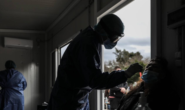 Greece registers 3,232 new coronavirus infections on Saturday; 755 in ICUs nationwide