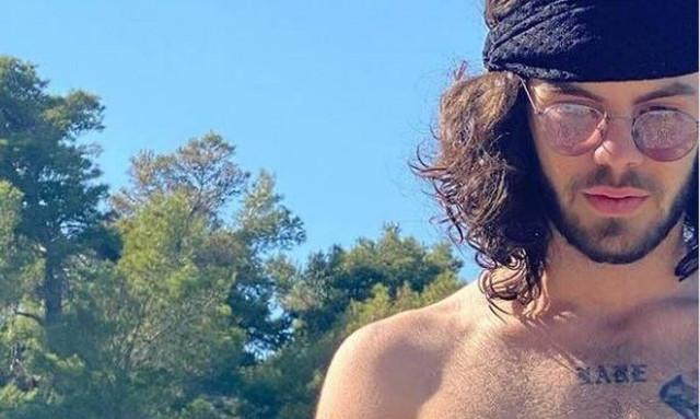 Άγγελος Λάτσιος: Ξεκίνησε τις βουτιές στη θάλασσα - Τα παιχνίδια με μια φίλη του (pics)