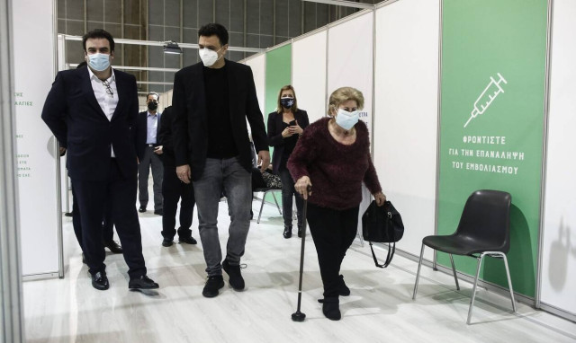 Το Mega εμβολιαστικό κέντρο στο Ελληνικό επισκέφτηκαν Κικίλιας - Πιερρακάκης