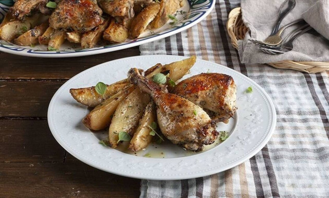 Άκης Πετρετζίκης: Συνταγή για ζουμερό κοτόπουλο λεμονάτο με πατάτες