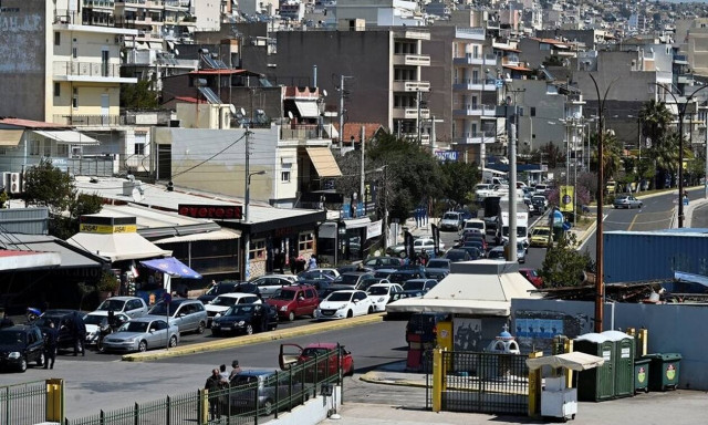 Μπάχαλο με τις μετακινήσεις προς Σαλαμίνα: Γύρισαν πίσω τους επίδοξους εκδρομείς