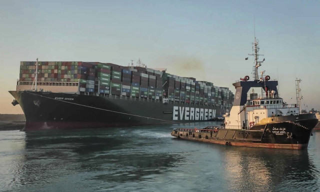 Περνούν τη Διώρυγα του Σουέζ τα τελευταία πλοία που είχαν αποκλειστεί λόγω του Ever Given