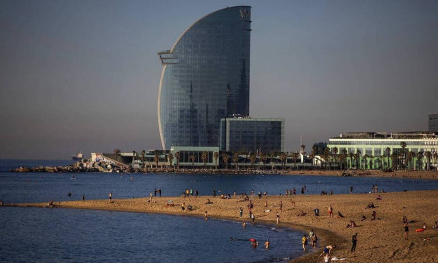 Κορονοϊός Ισπανία: Χαμός σε παραλία της Βαρκελώνης - Πάρτι με δεκάδες άτομα παρά τους περιορισμούς