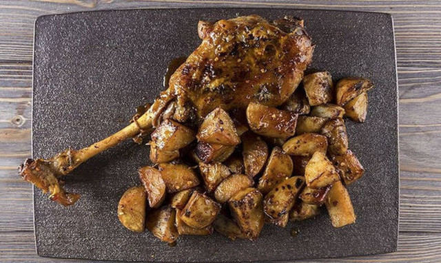 Άκης Πετρετζίκης: Συνταγή για αρνίσιο μπούτι στον φούρνο με πατάτες