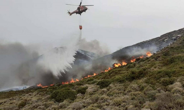 Φωτιά Άνδρος: Μαίνεται η μεγάλη πυρκαγιά - Ενισχύθηκαν οι πυροσβεστικές δυνάμεις (pics+vids)