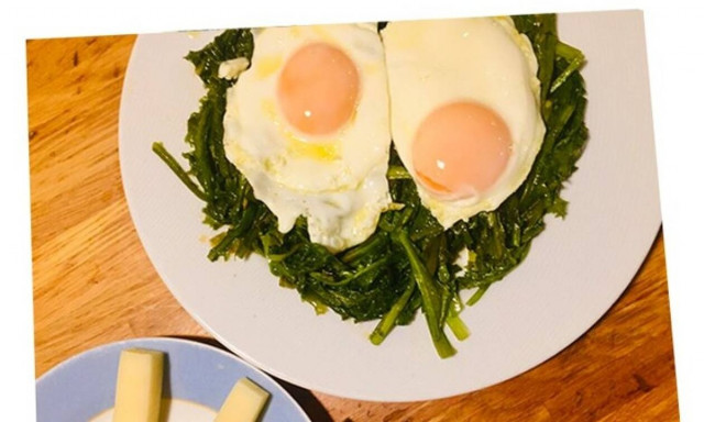 Κρητική συνταγή: Χόρτα τσιγαριαστά με αυγά και κασέρι!