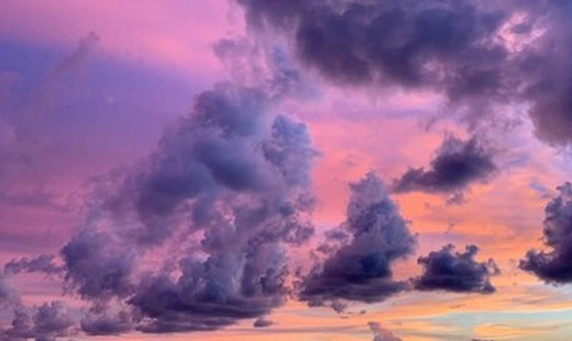 Πώς δημιουργείται το ιδιαίτερο φαινόμενο του «μωβ ουρανού»;