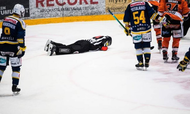 Φρικτός τραυματισμός διαιτητή: «Όλα ήταν σκοτεινά» – Υπέστη κάταγμα στο πρόσωπο (video)