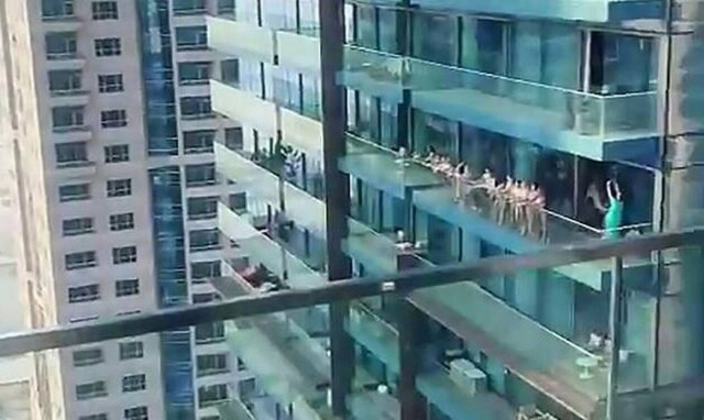 Σάλος στο Ντουμπάι με γυμνές γυναίκες που βγήκαν σε μπαλκόνι ουρανοξύστη