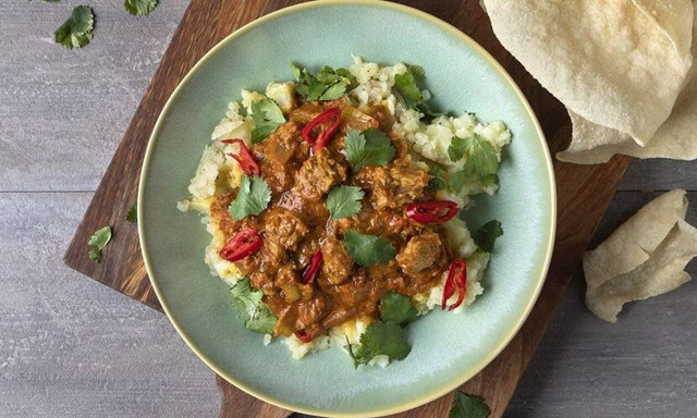 Άκης Πετρετζίκης: Συνταγή για κάρι με καπνιστό τόνο