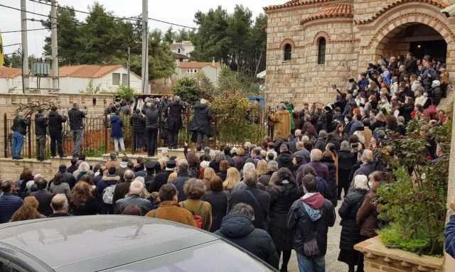 Κορονοϊός: Απίστευτος συνωστισμός σε κηδεία Αρχιμανδρίτη - Ξέχασαν μάσκες και αποστάσεις