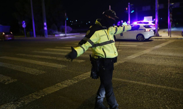 Συλλήψεις ανηλίκων στην Ποσειδώνος - Πετούσαν πέτρες σε διερχόμενα αυτοκίνητα