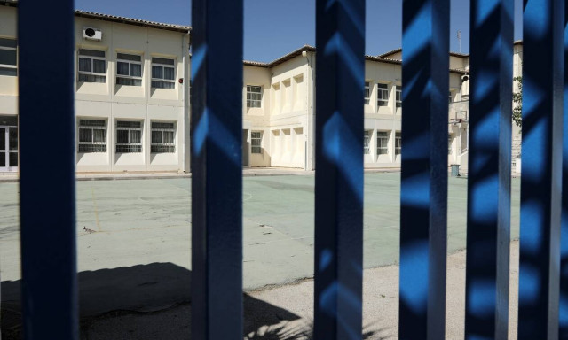 Άνοιγμα σχολείων: Να ανοίξει μόνο η Γ΄ Λυκείου ζητά ο Εξαδάκτυλος