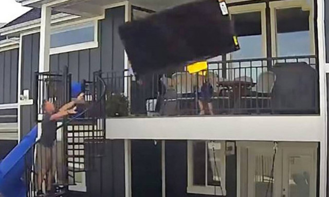 Η στιγμή που ο μπόμπιρας ρίχνει από το μπαλκόνι 82άρα τηλεόραση!