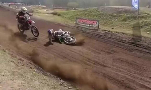 Τραγικό δυστύχημα σε αγώνα μότο κρος: 23χρονος αναβάτης σκοτώθηκε όταν τον πάτησαν συναθλητές του