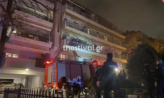 Θεσσαλονίκη: Φωτιά σε διαμέρισμα – Την έσβησαν αστυνομικοί με πυροσβεστήρες