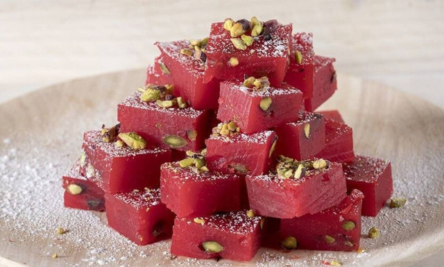 Άκης Πετρετζίκης: Συνταγή για χαλβά Red Velvet με φιστίκι και τριαντάφυλλο